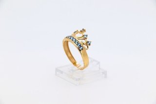 ANILLO GRANDE CORONA CIRCONITAS AZULES. Oro 18k.