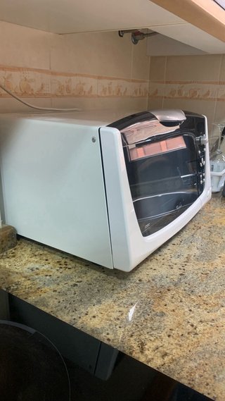 Microondas Whirlpool con grill y función crisp.