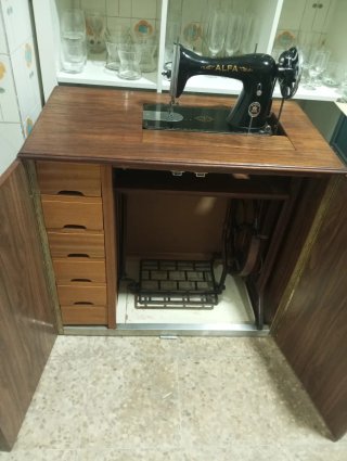 Antigua máquina de coser Alfa
