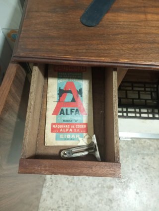 Antigua máquina de coser Alfa
