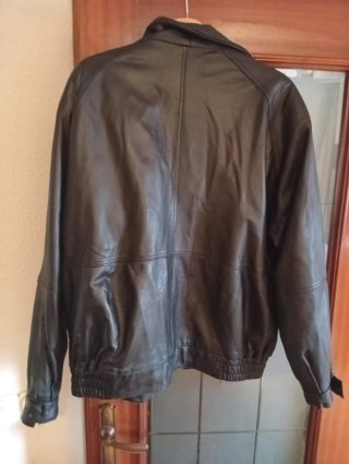 Chaqueta de piel negra. Piel auténtica.