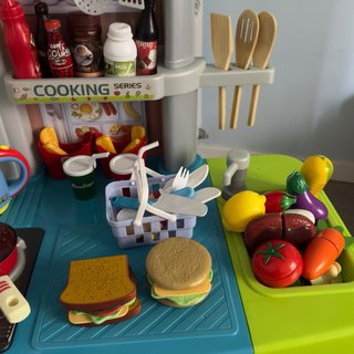 Cocinita de juguete con accesorios y banqueta