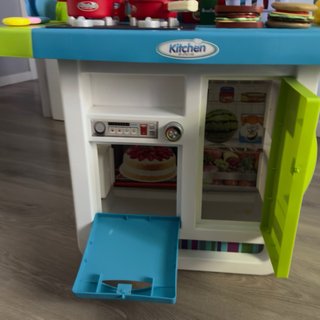 Cocinita de juguete con accesorios y banqueta