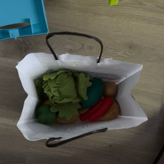 Cocinita de juguete con accesorios y banqueta