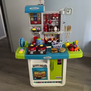 Cocinita de juguete con accesorios y banqueta