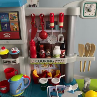 Cocinita de juguete con accesorios y banqueta