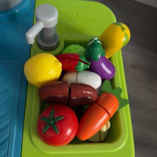 Cocinita de juguete con accesorios y banqueta