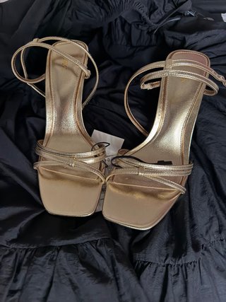 Sandalias doradas tacón fino