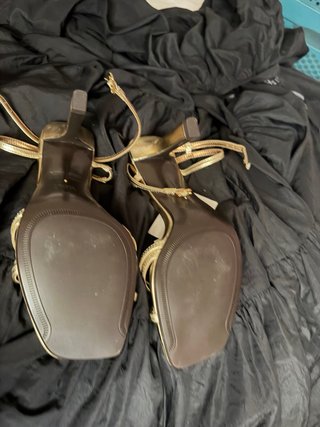 Sandalias doradas tacón fino