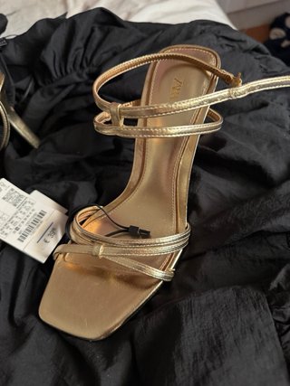 Sandalias doradas tacón fino