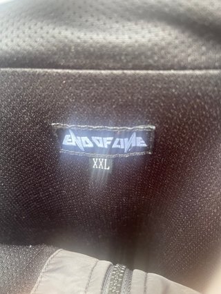 Chaqueta Negra con Diseño Gráfico
