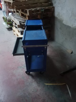 Carrito de herramientas azul con ruedas
