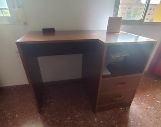 Mesa de estudio de formica marrón