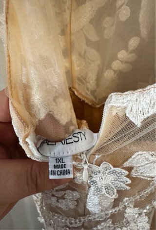Vestido de fiesta encaje beige y blanco