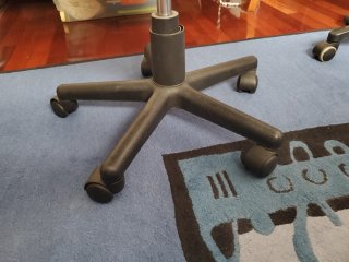 Silla de oficina negra con ruedas