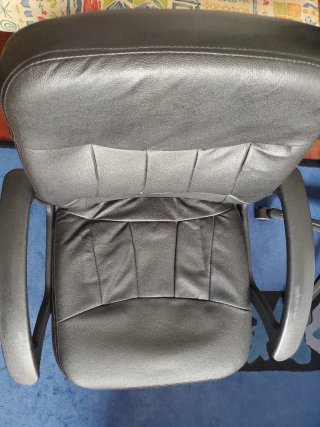 Silla de oficina negra con ruedas