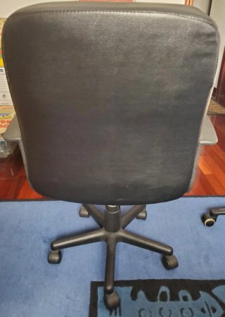 Silla de oficina negra con ruedas