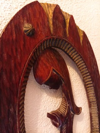 Cuadro relieve madera Virgen María. Medidas: 48×24
