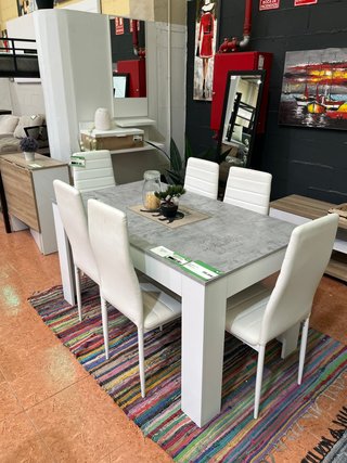 Mesa comedor con 6 sillas blancas