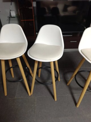 Banqueta blanca y madera