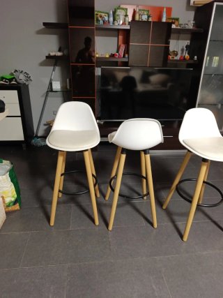Banqueta blanca y madera