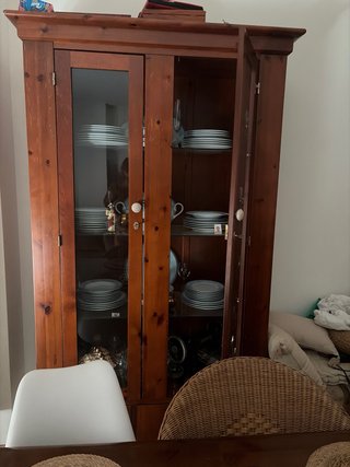 Vitrina de madera con puertas de cristal