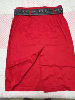 Falda roja con cinturón negro