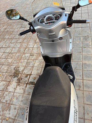 Moto Scooter Plata con Baúl