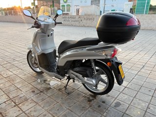 Moto Scooter Plata con Baúl