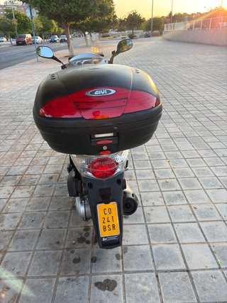 Moto Scooter Plata con Baúl