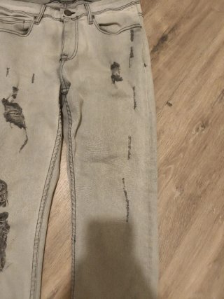 Pantalón vaquero gris desgastado