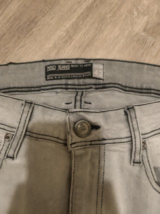 Pantalón vaquero gris desgastado