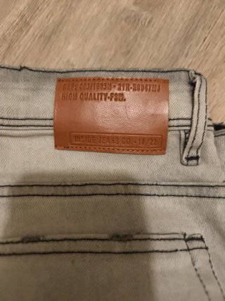 Pantalón vaquero gris desgastado