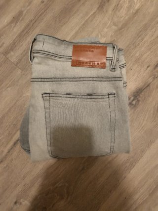 Pantalón vaquero gris desgastado