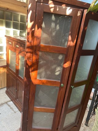 TODO 40 € Mueble de madera con vitrina y sillas