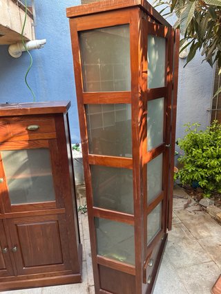 TODO 40 € Mueble de madera con vitrina y sillas