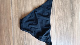 Slip costume nero con dettagli metallici