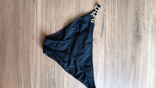 Slip costume nero con dettagli metallici