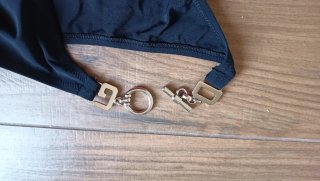 Slip costume nero con dettagli metallici