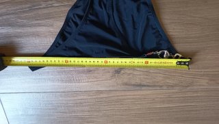 Slip costume nero con dettagli metallici