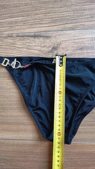 Slip costume nero con dettagli metallici