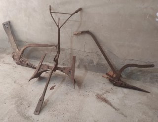 Lote de 3 arados antiguos