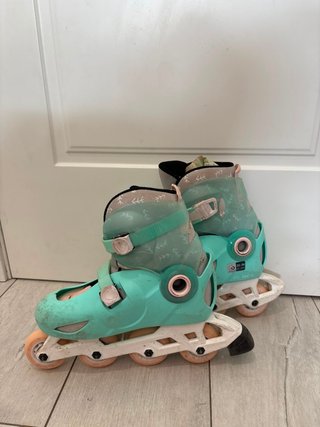 Pattini per bambini con casco e protezioni