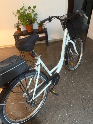 Bicicleta de paseo blanca con cesta
