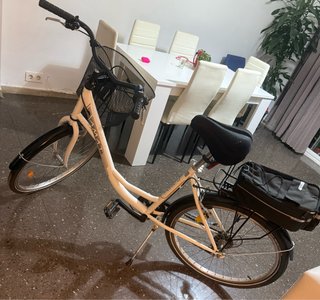 Bicicleta de paseo blanca con cesta
