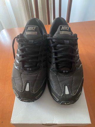 Zapatillas Nike Air Negras y Plateadas