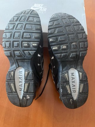 Zapatillas Nike Air Negras y Plateadas