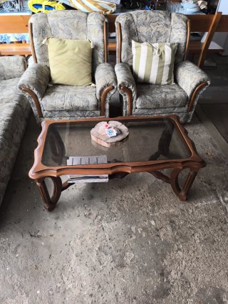 Sofás y mesa auxiliar de madera