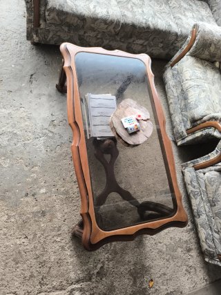 Sofás y mesa auxiliar de madera