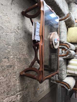 Sofás y mesa auxiliar de madera